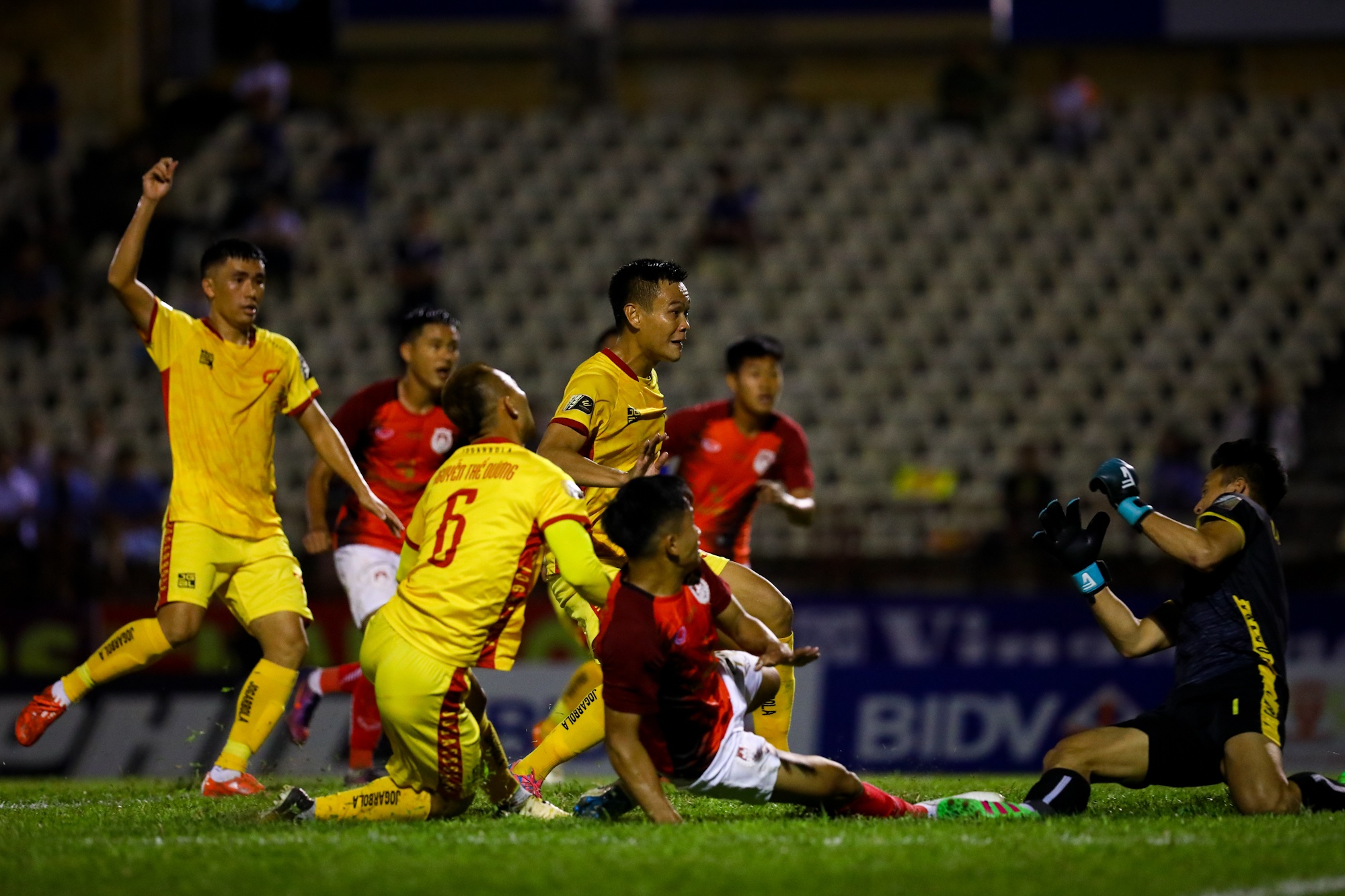 Cau thu Pho Hien khoc sau play-off anh 8