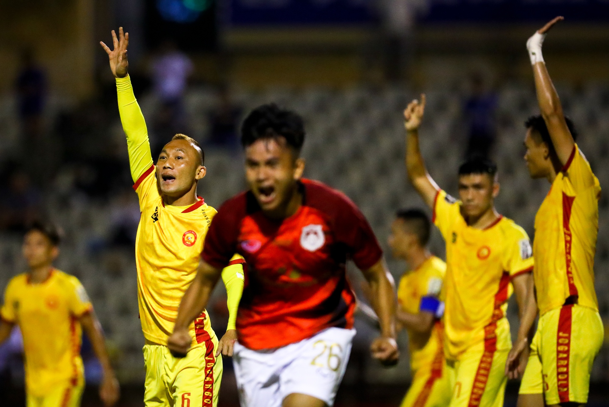 Cau thu Pho Hien khoc sau play-off anh 9