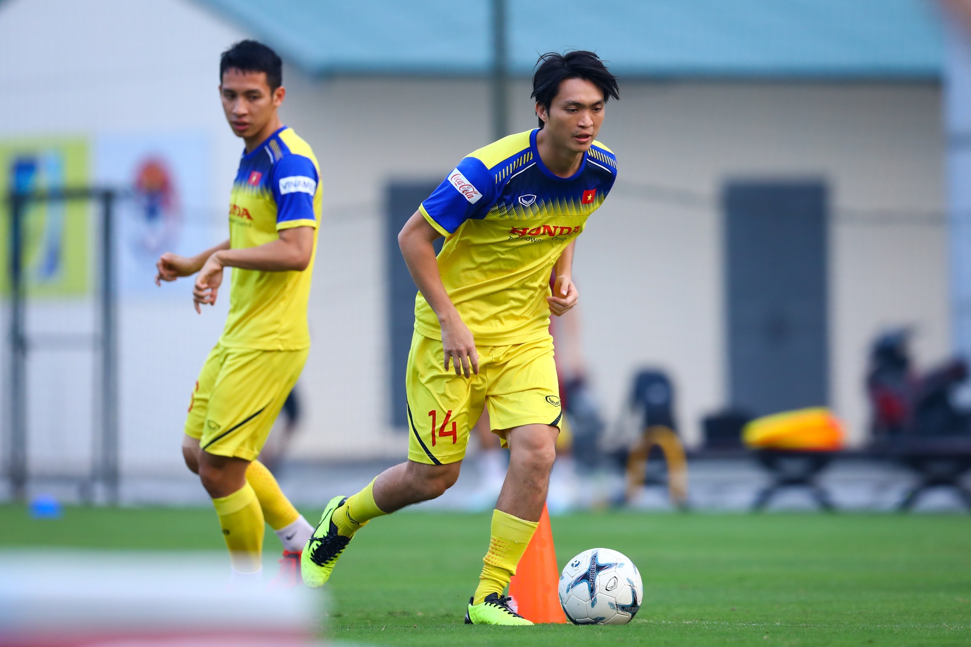 Tuyen thu Viet Nam tap luyen voi khuon mat bang bo anh 1