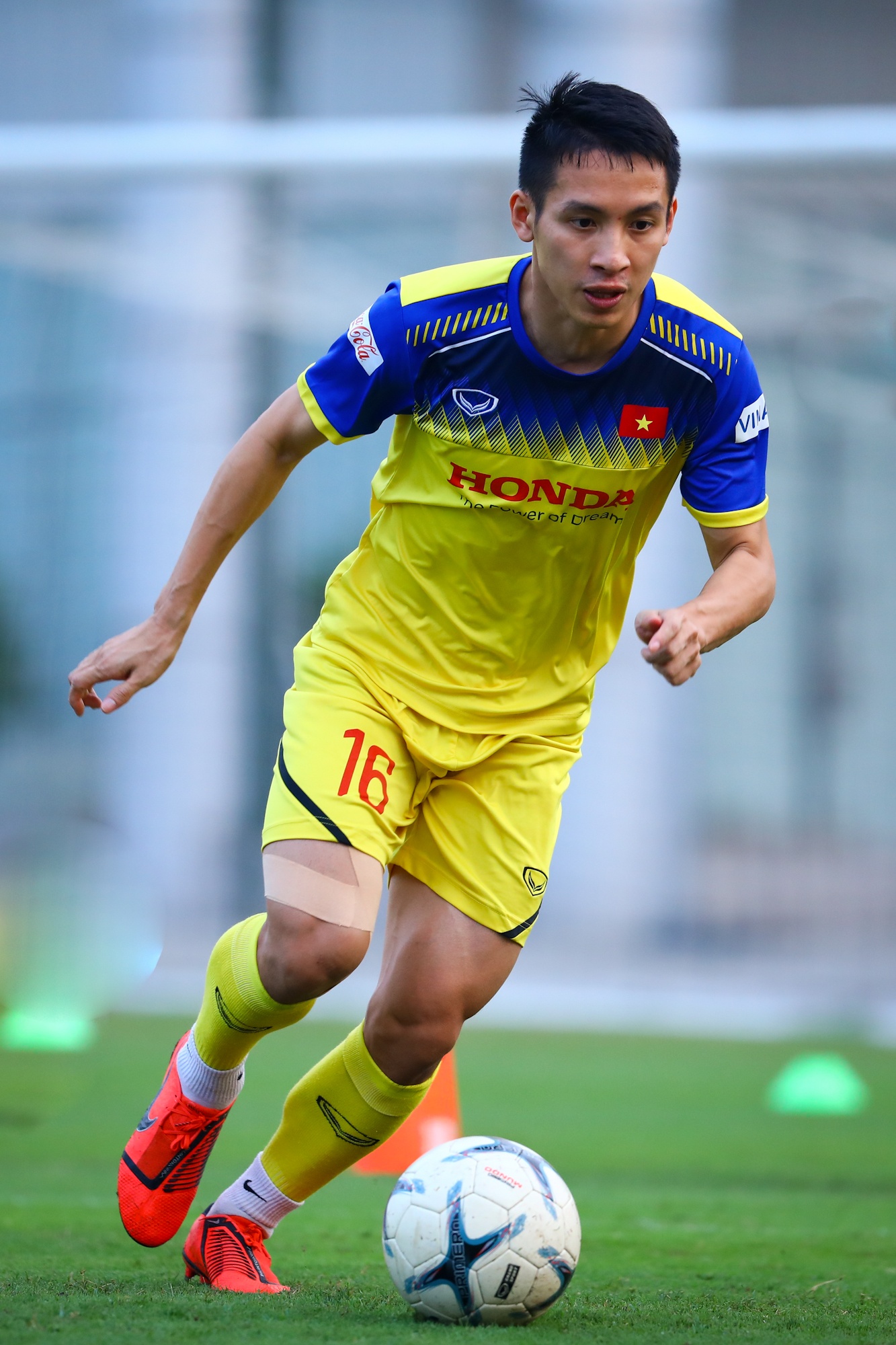 Tuyen thu Viet Nam tap luyen voi khuon mat bang bo anh 2