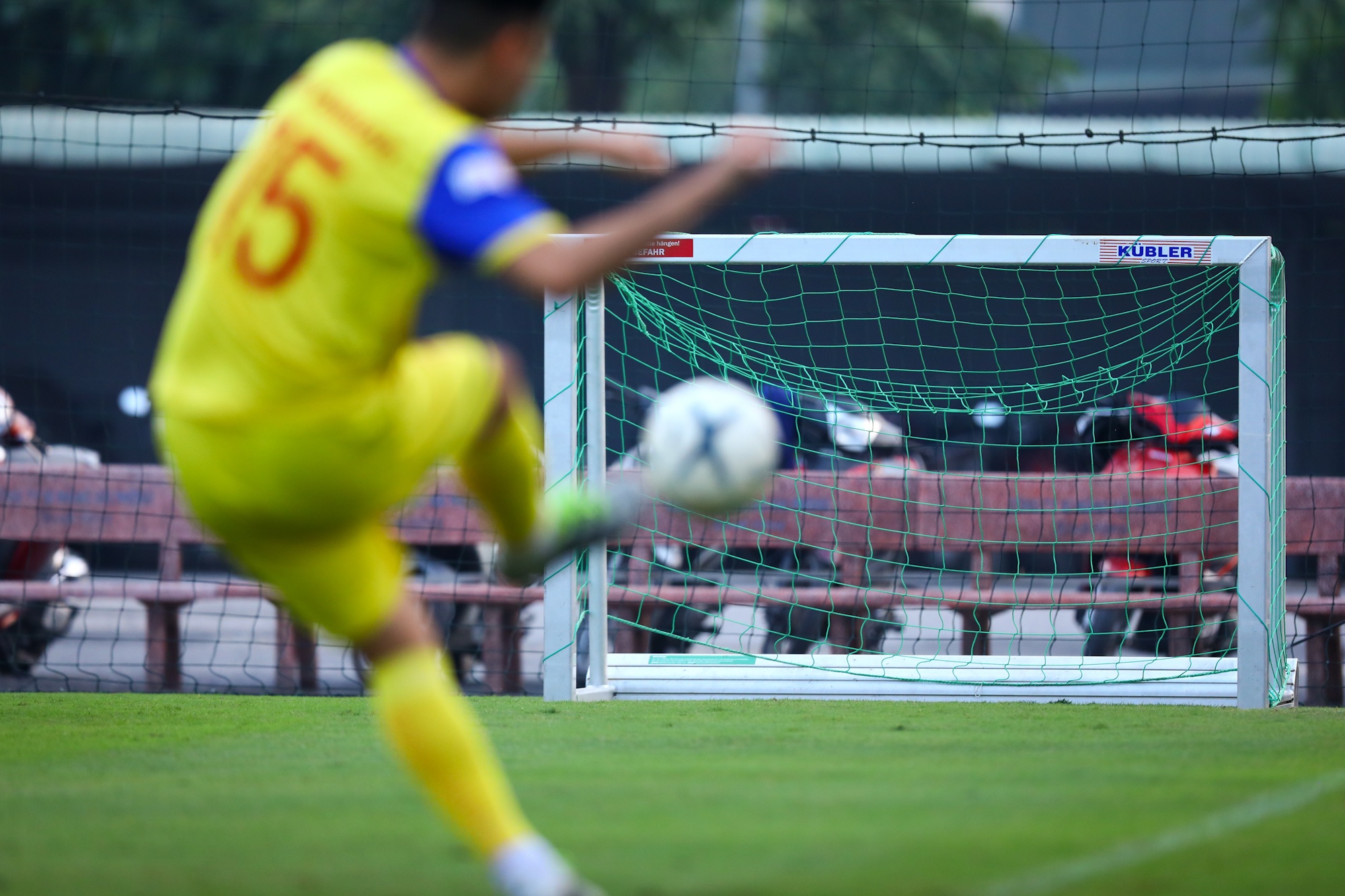 Tuyen thu Viet Nam tap luyen voi khuon mat bang bo anh 3