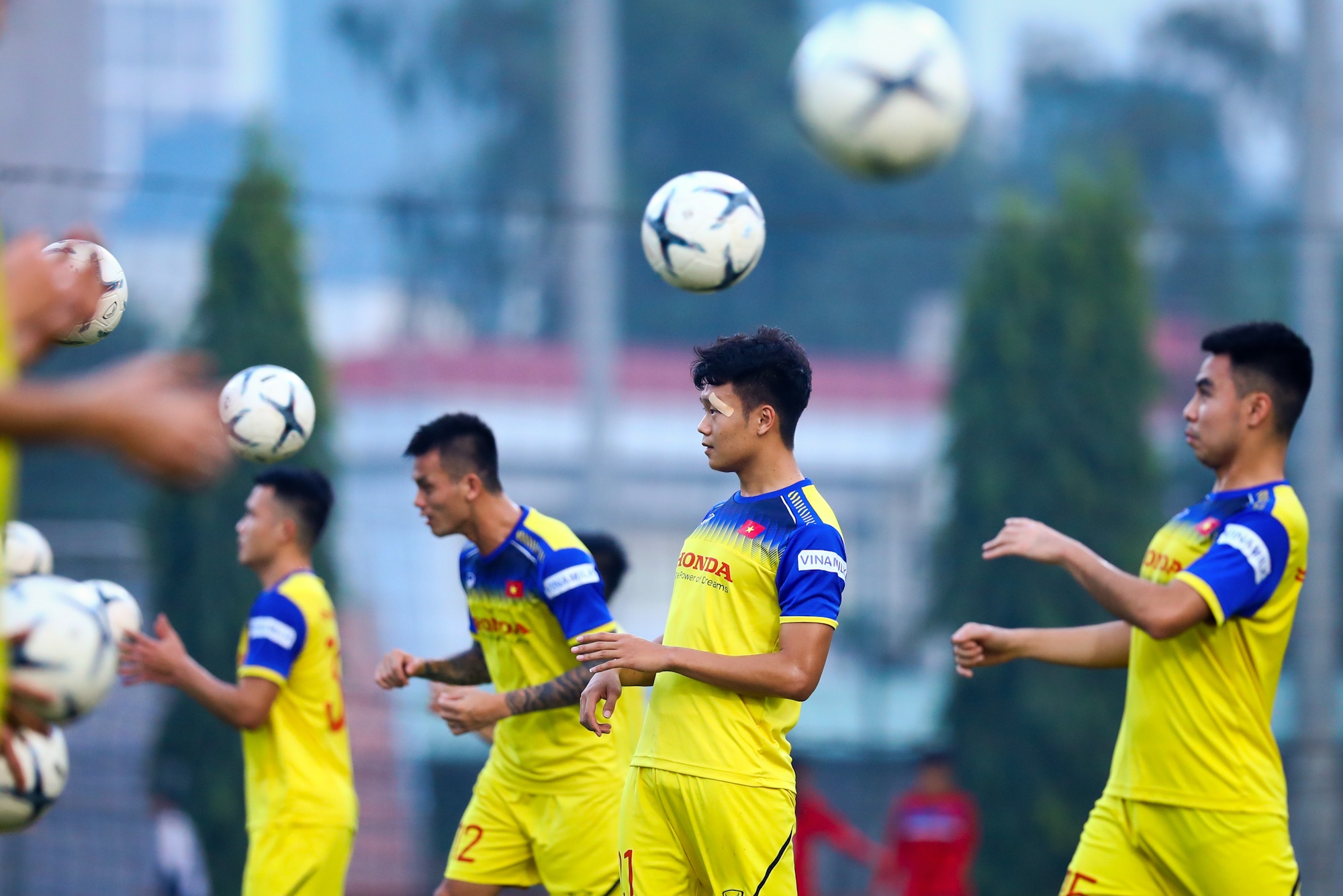 Tuyen thu Viet Nam tap luyen voi khuon mat bang bo anh 4