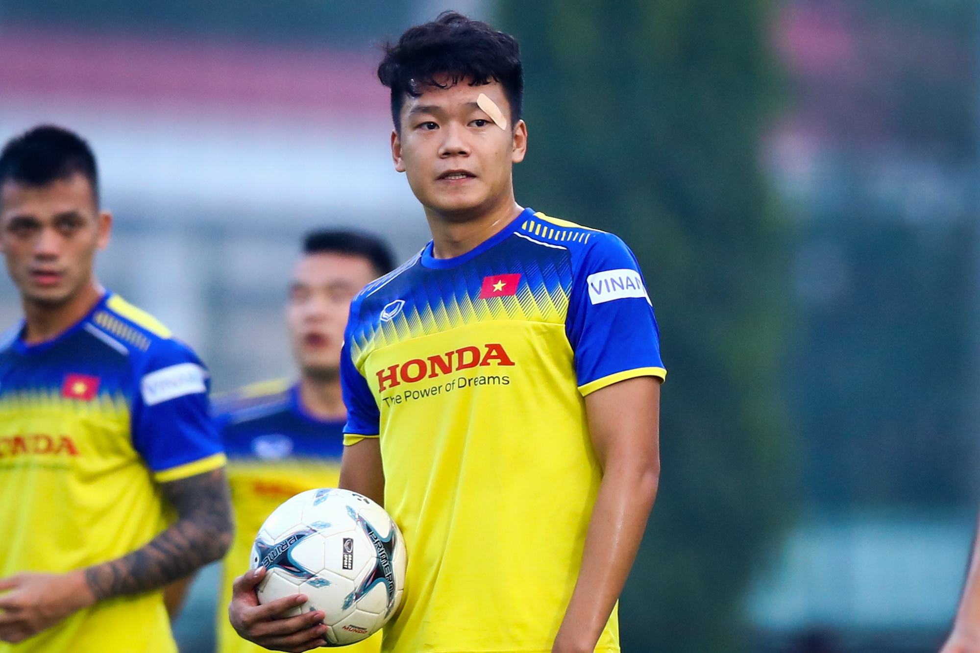 Tuyen thu Viet Nam tap luyen voi khuon mat bang bo anh 5