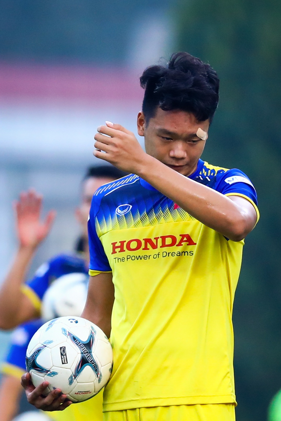 Tuyen thu Viet Nam tap luyen voi khuon mat bang bo anh 6