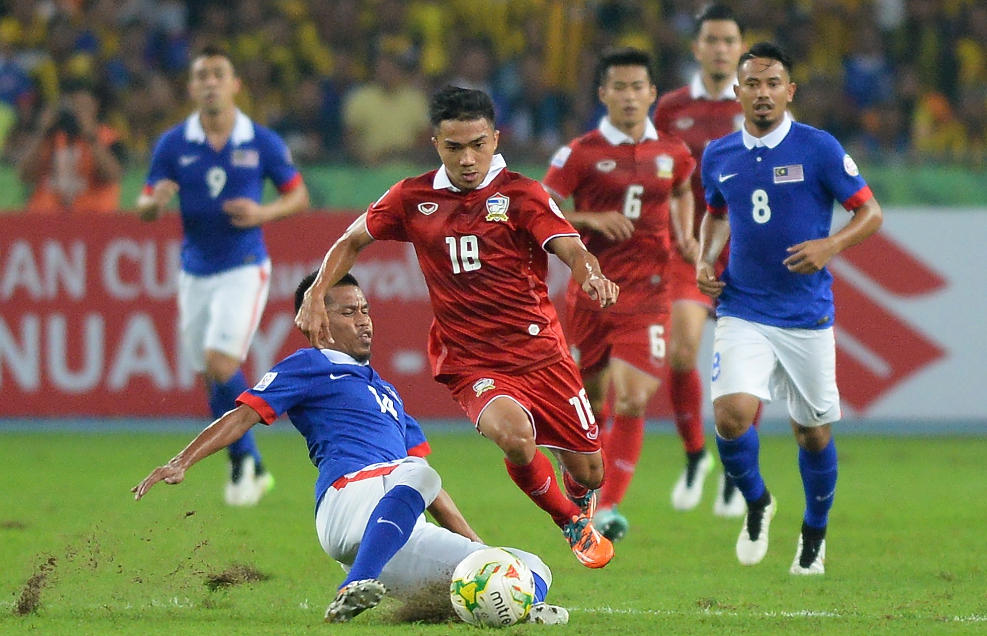 Quang Hai xo do de che Chanathip anh 2