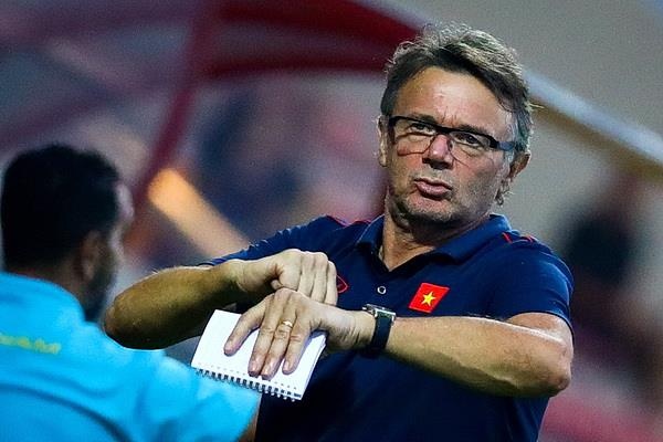 HLV Troussier dua U19 Viet Nam di Phap da giao huu hinh anh