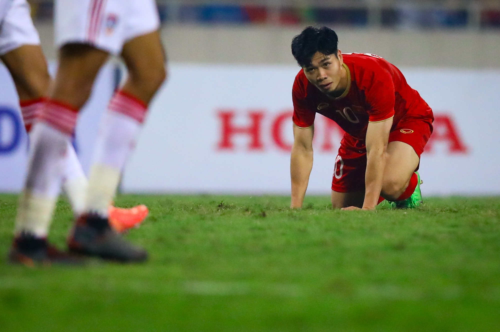 Cong Phuong nhieu lan mat bong truoc UAE anh 3