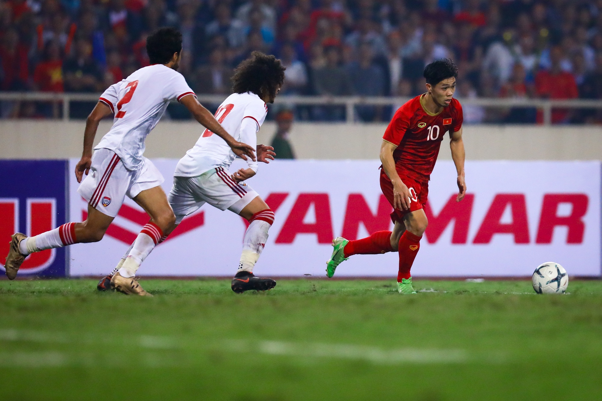 Cong Phuong nhieu lan mat bong truoc UAE anh 4