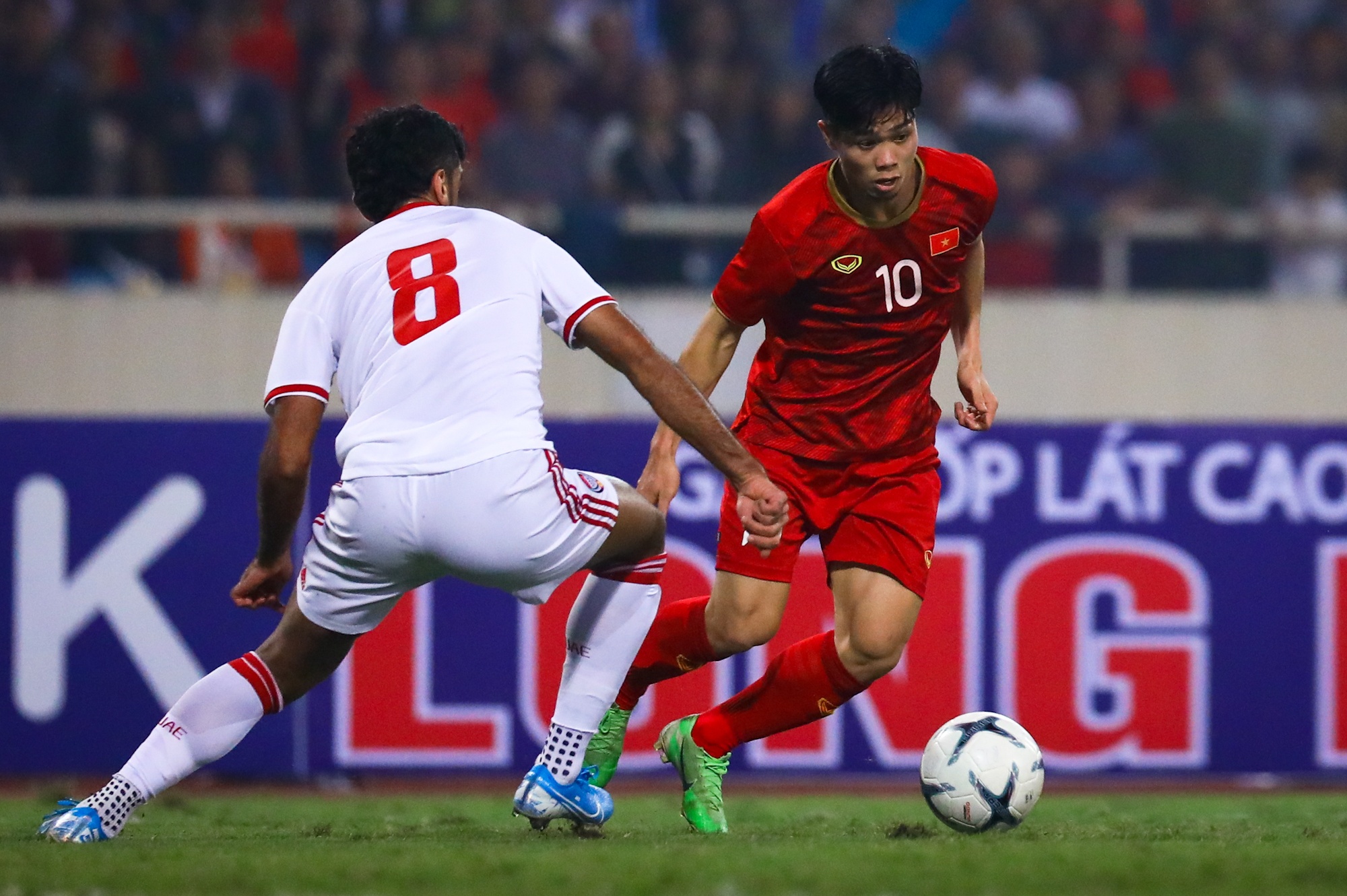 Cong Phuong nhieu lan mat bong truoc UAE anh 6