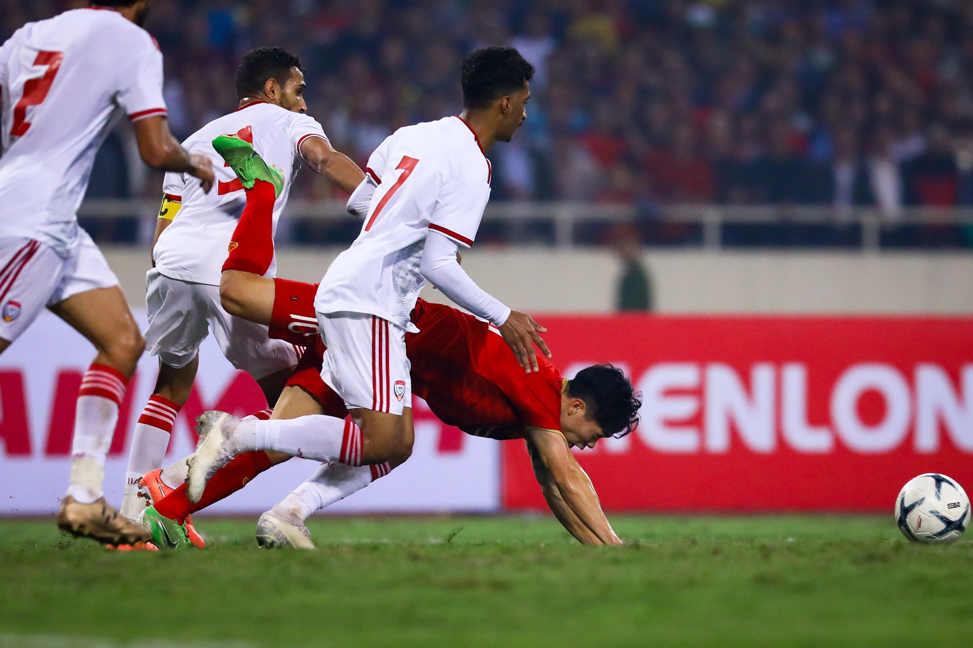 Cong Phuong nhieu lan mat bong truoc UAE anh 7