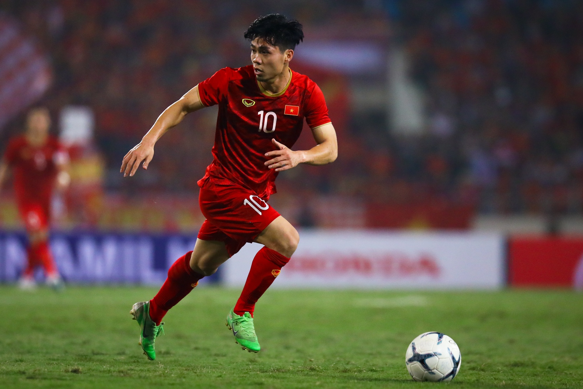 Cong Phuong nhieu lan mat bong truoc UAE anh 9