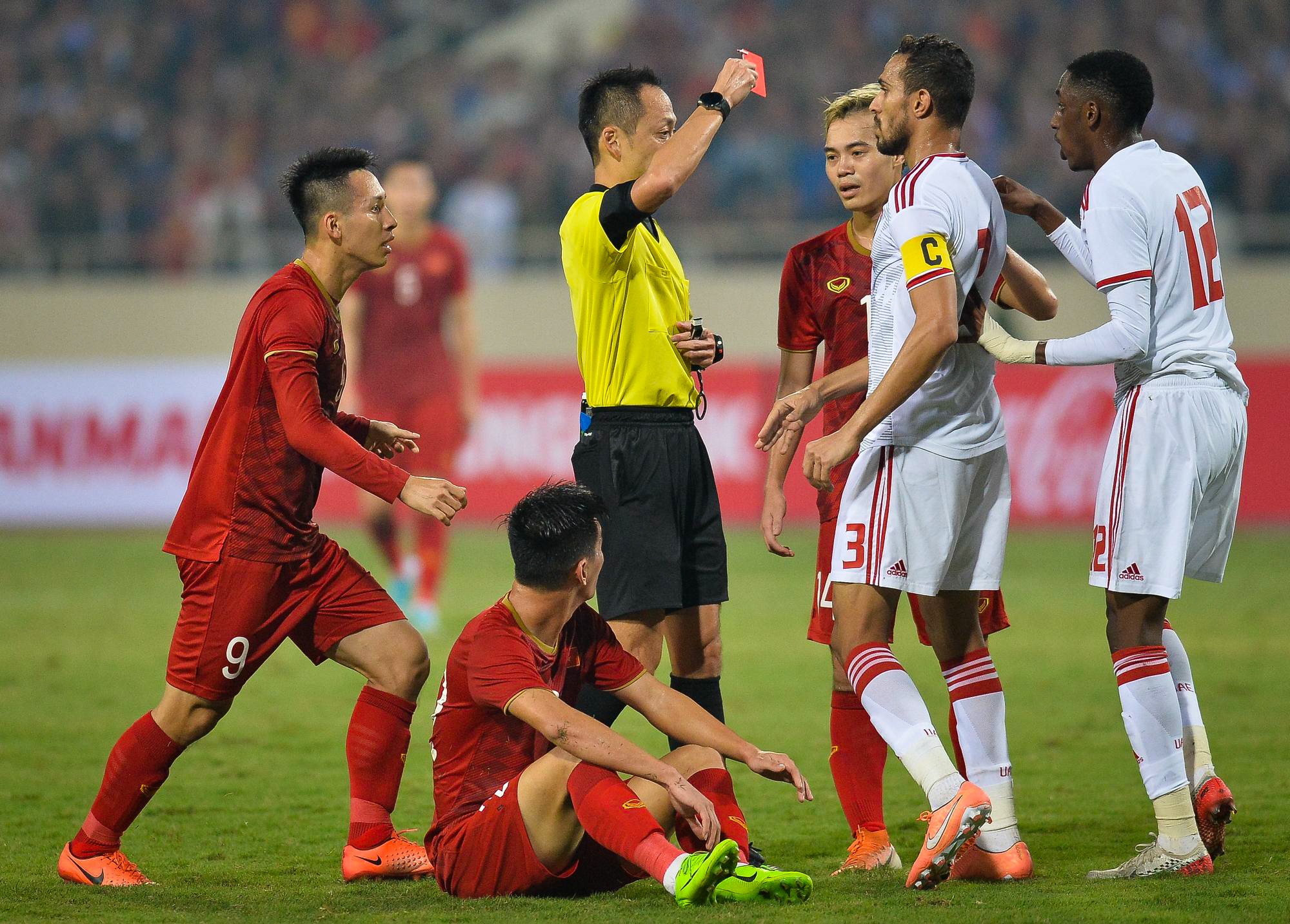 HLV Park xua cau thu Viet Nam lui ve anh 2