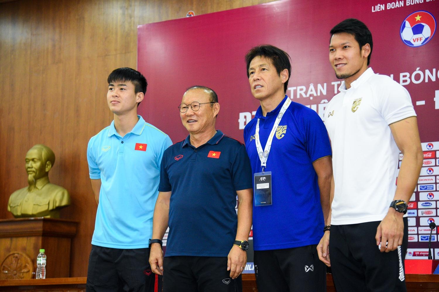 Park Hang-seo Nishino họp báo Thái Lan ảnh 2 Park Hang-seo Nishino hop bao Thai Lan anh 2