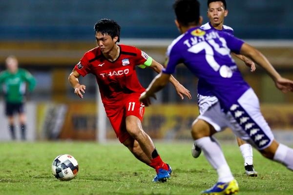 Vien canh Tuan Anh tai hop voi Hung Dung o CLB Ha Noi hinh anh