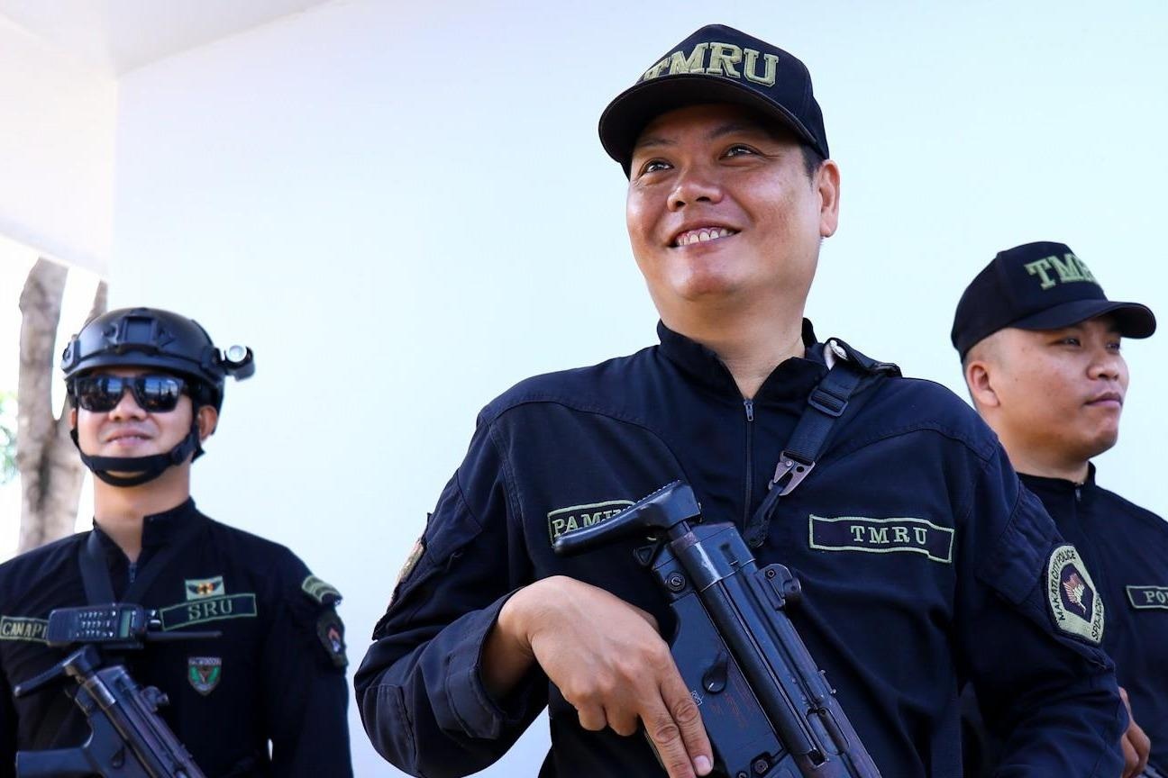 Canh sat Philippines mang sung, bao ve buoi tap U22 Viet Nam hinh anh