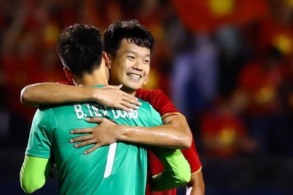 Thanh Chung chay ve om Tien Dung sau khi ghi ban hinh anh