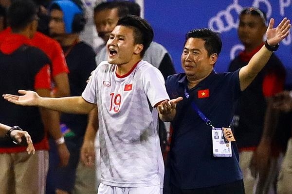 Quang Hai chua kip ra san thi trong tai thoi coi het tran chung ket hinh anh