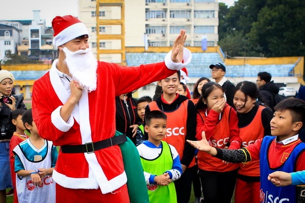 Duy Manh, Duc Huy dong ong gia Noel, tang qua Giang sinh cho tre em hinh anh
