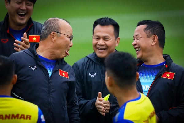 Tro ly Le Huy Khoa tam nghi, HLV Park co phien dich moi hinh anh