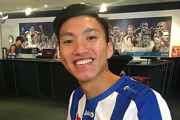 Cuu HLV Heerenveen cho rang doi bong tra luong Van Hau qua cao hinh anh