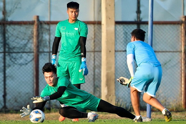 Van Toan bang tay, canh tranh quyet liet voi Bui Tien Dung hinh anh