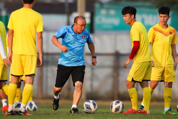 Thay Park di bong ky thuat, lam mau cho U23 Viet Nam hinh anh