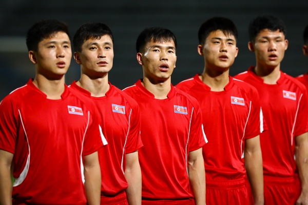 U23 Trieu Tien hat quoc ca truoc buoi tap hinh anh