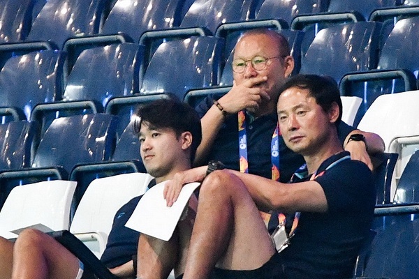 HLV Park o lai xem Jordan thi uy truoc Trieu Tien hinh anh