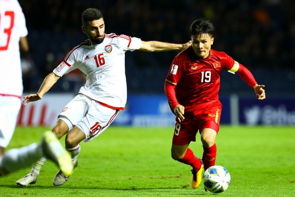 Quang Hai xoay nguoi, di bong qua 3 cau thu UAE hinh anh
