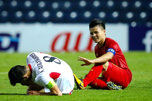 Quang Hai xin loi vi vao bong tu phia sau voi doi truong U23 Jordan hinh anh