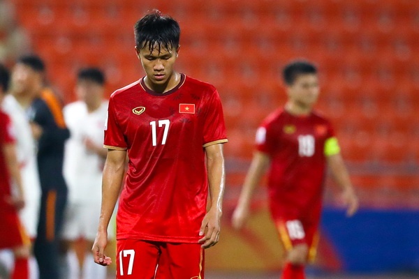 Tran Bao Toan khien U23 Viet Nam nhan phat den trong ngay ra mat hinh anh