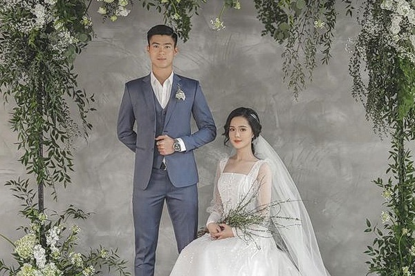 Duy Manh to chuc dam cuoi tren san bong tuoi tho hinh anh