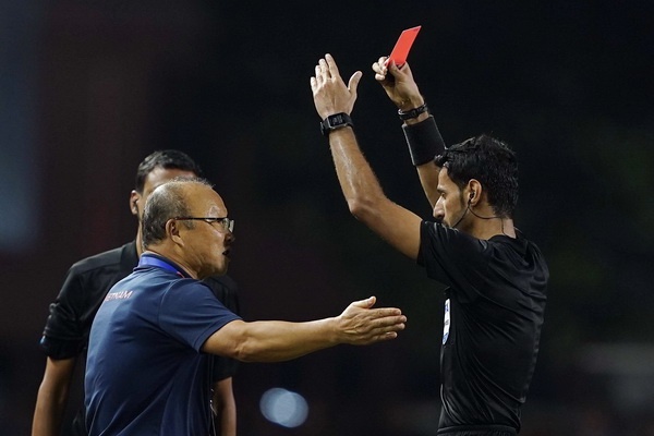 HLV Park Hang-seo tu tra 5.000 USD tien phat hinh anh