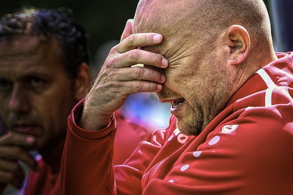 HLV Heerenveen: 'Ho cu viec chui boi, toi con phai dau dau suy nghi' hinh anh