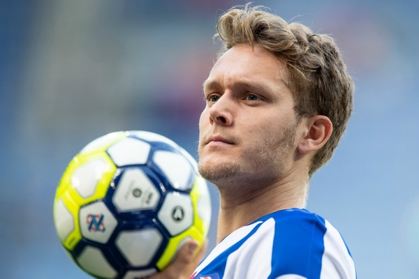 HLV Heerenveen dong y cho cuu cau thu Barca da chinh hinh anh