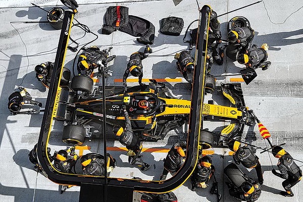 Dua xe F1 - phia sau Lightning McQueen la cuoc chien cua nhung Guido hinh anh