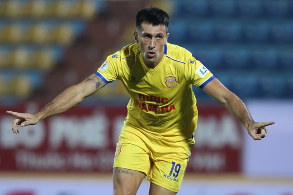 'Merlo bao Nam Dinh cu don bong ve day, anh ta lo phan con lai' hinh anh