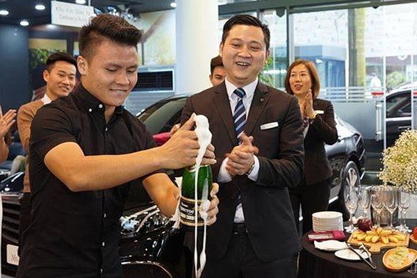 Quang Hai co dang bi chi trich vi mua xe sang giua dai dich? hinh anh