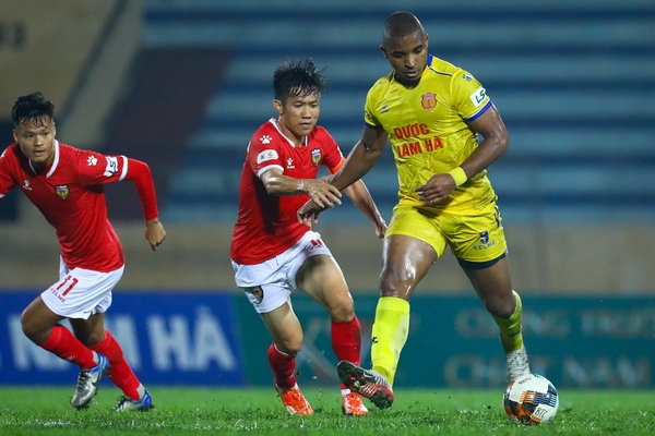 Vi sao nhieu CLB muon V.League khong co doi xuong hang? hinh anh