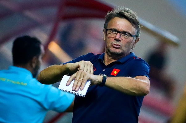 HLV Troussier: 'Toi khong nhan duoc de nghi lam GDKT tu VFF' hinh anh