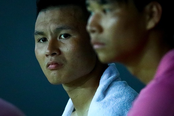 Quang Hai than tho vi tran CLB Ha Noi - Viettel bi huy do mua lon hinh anh