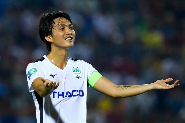 'Mat san xau thi 2 doi cung chiu, dau chi mot minh HAGL bat loi' hinh anh