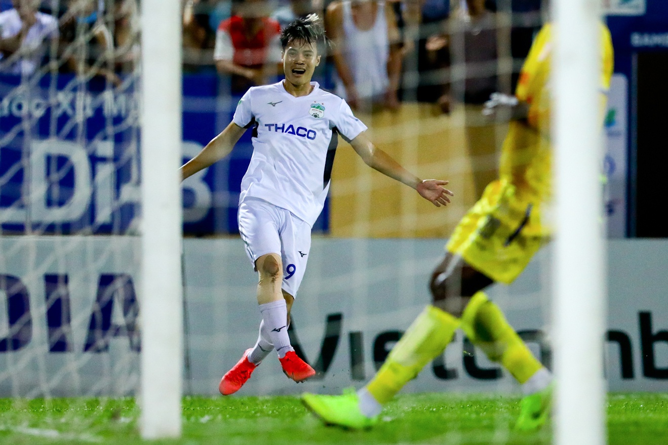 Van Toan bat luc khi bi thu mon 37 tuoi kheo leo danh lua hinh anh