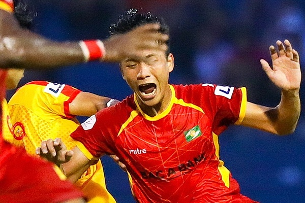 Cau thu Thanh Hoa dap vao ong dong, Phan Van Duc dau don guc xuong hinh anh