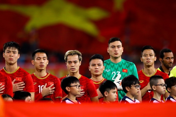 Vi sao tuyen Viet Nam can 70 nguoi cho AFF Cup 2020? hinh anh