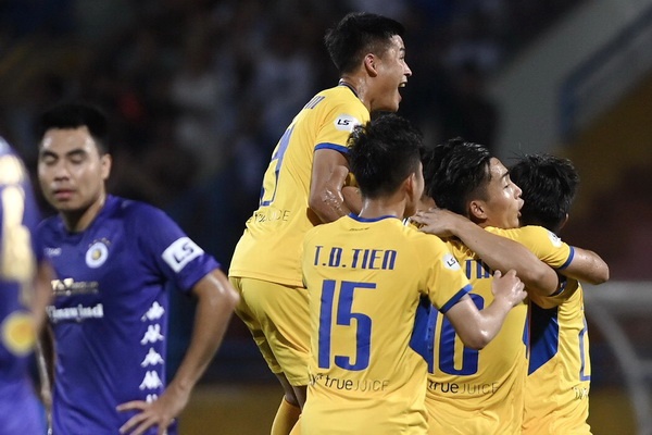 HLV SLNA thua nhan may man khi danh bai CLB Ha Noi hinh anh