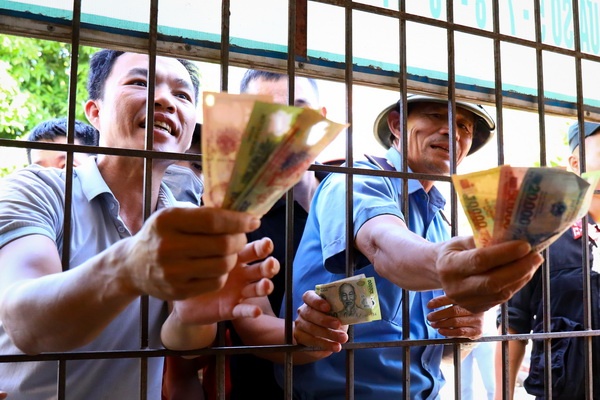 CDV chen lan, tranh gianh mua ve ngay Cong Phuong tro ve xu Nghe hinh anh