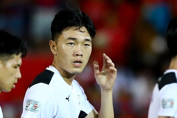 Xuan Truong chua kip cham bong, trong tai da thoi coi het gio hinh anh