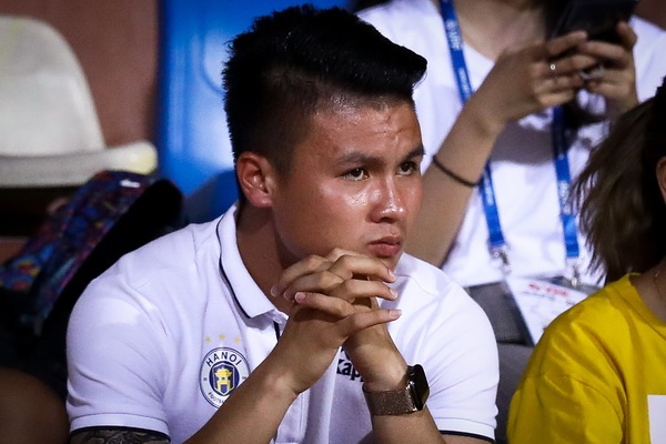 Quang Hai ngoi khan dai, nhin Van Quyet da hong phat den hinh anh