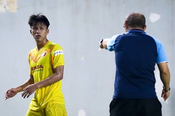 HLV Park va tro ly Lee noi cau vi sao tre HAGL o U22 Viet Nam hinh anh